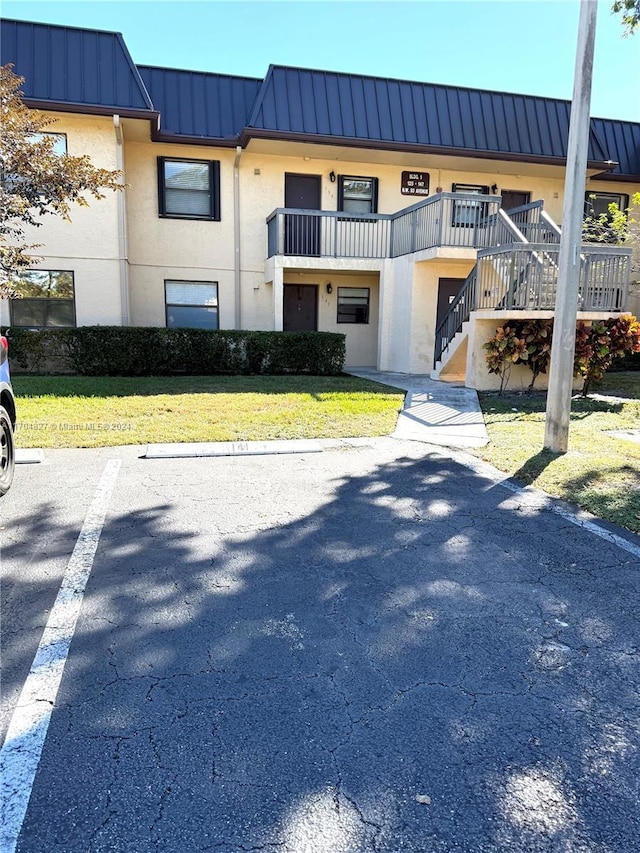 view of front of property featuring a front lawn