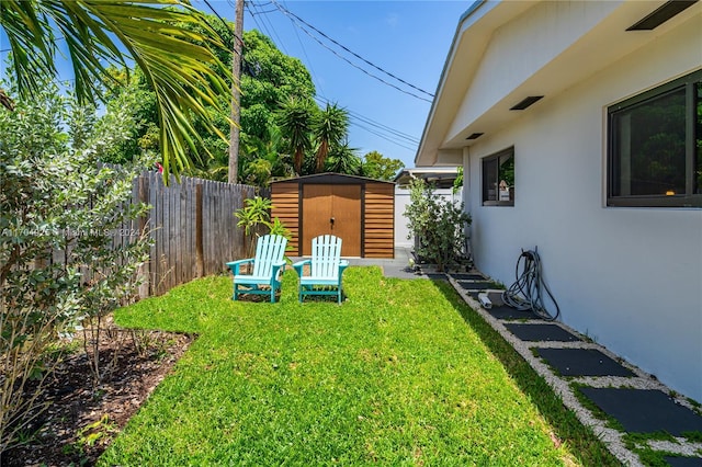 view of yard featuring a shed