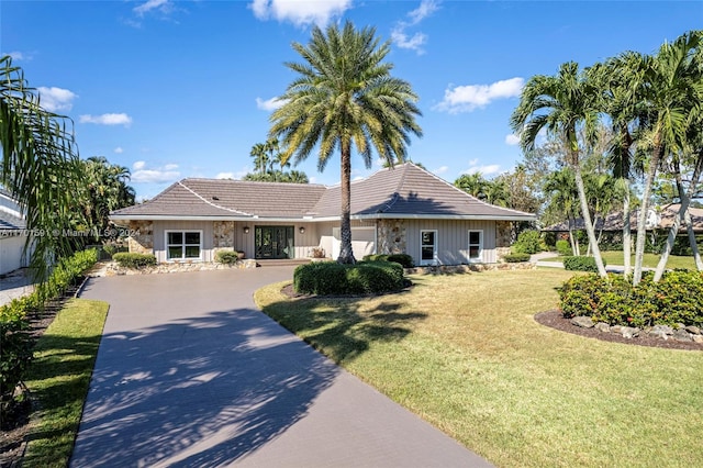 ranch-style house featuring a front yard