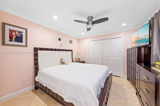 tiled bedroom with ceiling fan, crown molding, and a closet