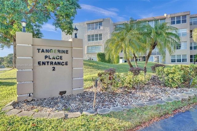 view of community / neighborhood sign