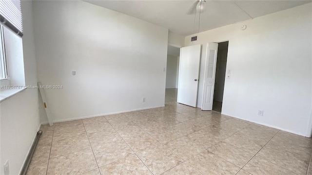 empty room featuring ceiling fan