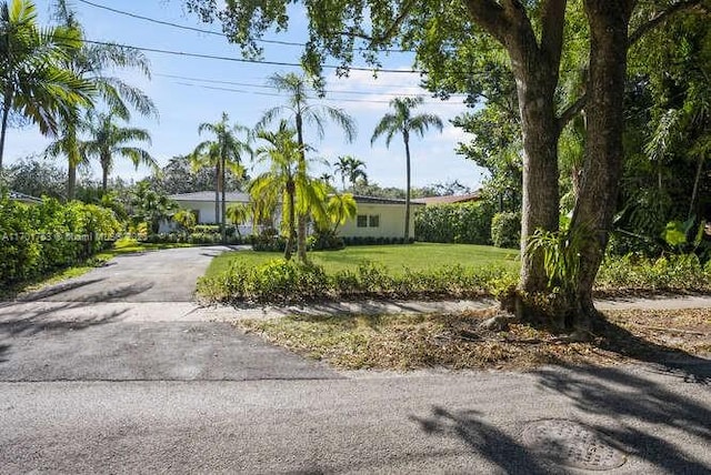 view of front of property with a front lawn