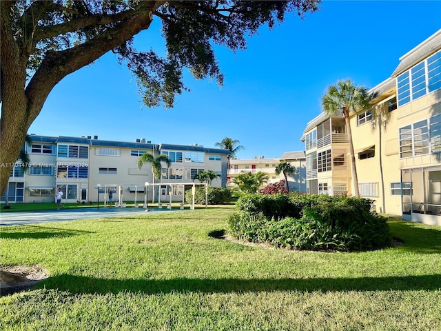 view of property's community featuring a lawn