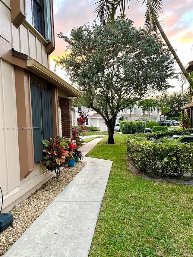 view of yard at dusk