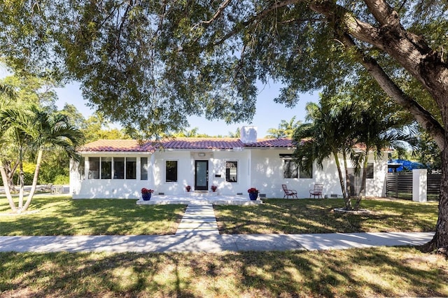 view of front of property featuring a front yard