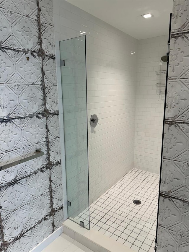 bathroom featuring a tile shower