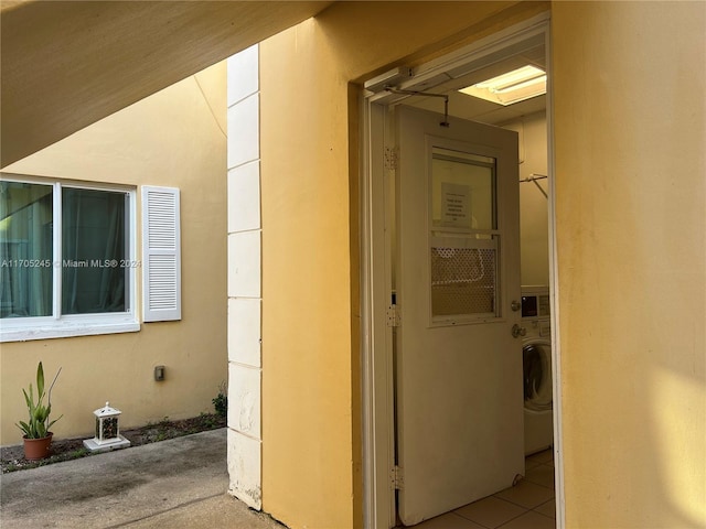 entrance to property featuring washer / clothes dryer