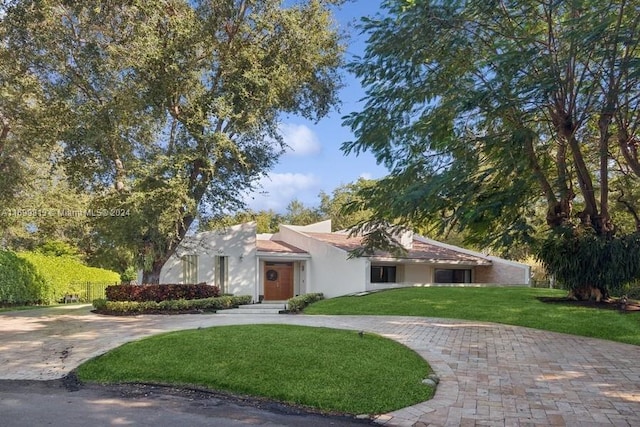 view of front facade with a front yard