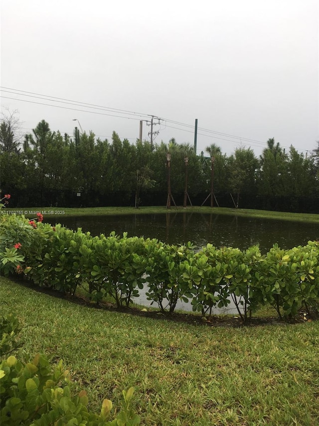 view of yard featuring a water view