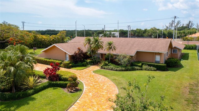 single story home featuring a front lawn