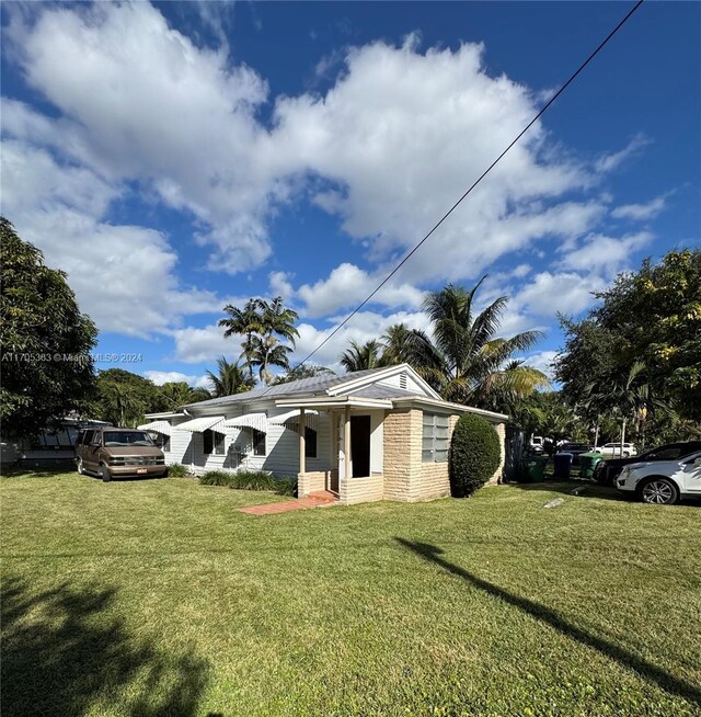 view of front of home featuring a front yard