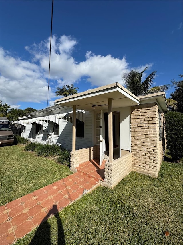 view of front facade featuring a front yard