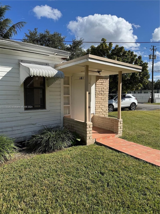 view of front facade with a front lawn