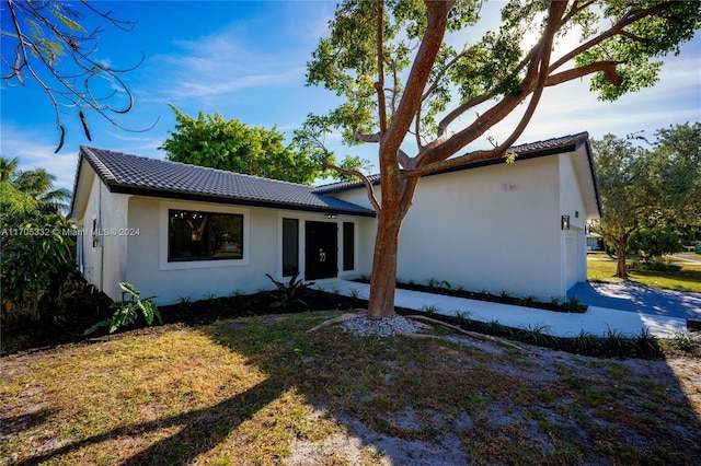 view of front of property featuring a front yard