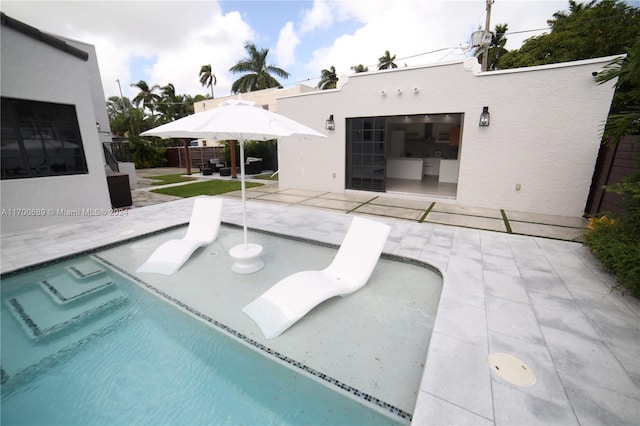 view of swimming pool featuring a patio