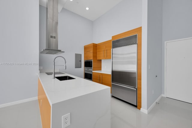 kitchen with sink, kitchen peninsula, stainless steel appliances, and a high ceiling