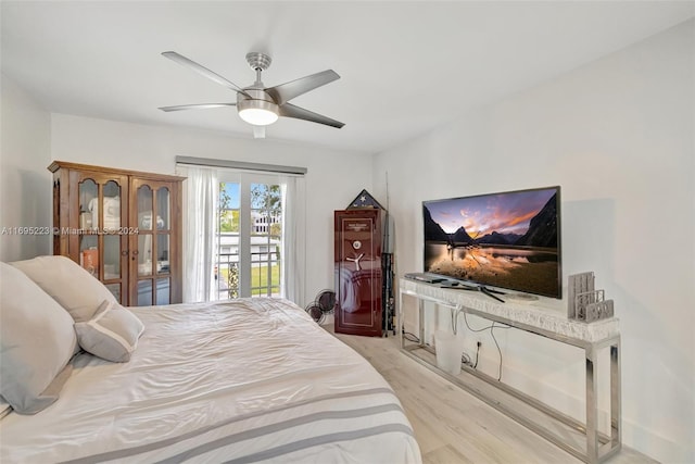 bedroom with access to outside, light hardwood / wood-style floors, and ceiling fan