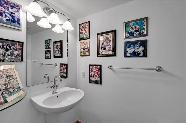 bathroom featuring sink