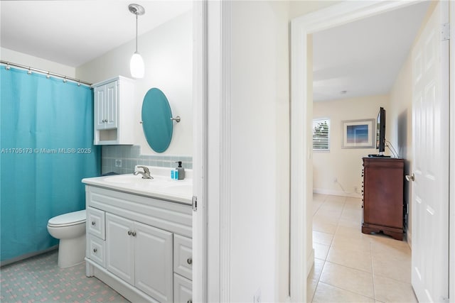 full bath featuring tasteful backsplash, toilet, a shower with shower curtain, tile patterned floors, and vanity