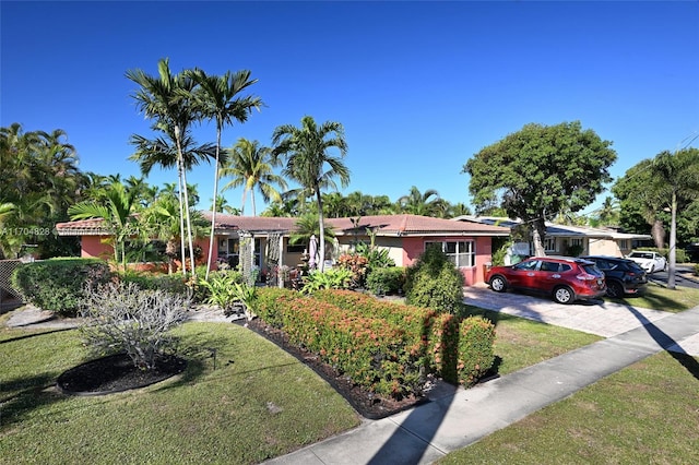 view of front of house featuring a front lawn