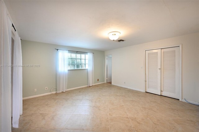 clothes washing area featuring light tile patterned floors and washing machine and dryer