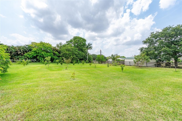 view of yard featuring a rural view