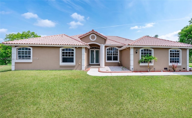 view of front of property featuring a front yard