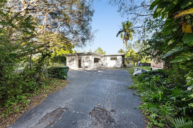 view of front of property featuring a carport