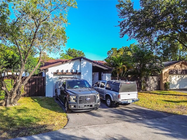 view of front facade featuring a garage and a front lawn