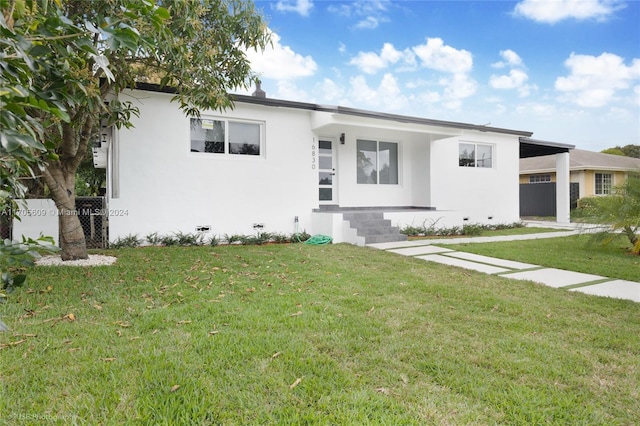 view of front of home featuring a carport and a front yard