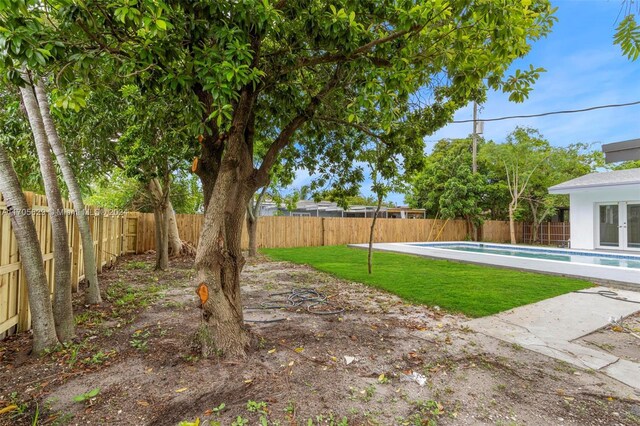 view of yard featuring a fenced in pool