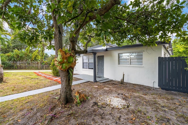 view of front of property with a front lawn