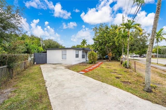 view of front of property featuring a front yard