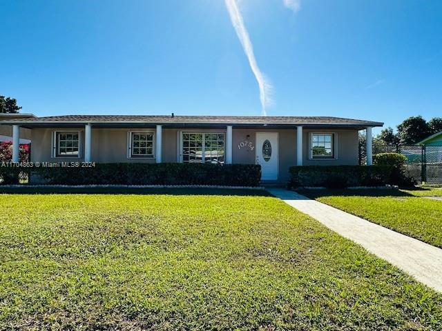 ranch-style house featuring a front lawn