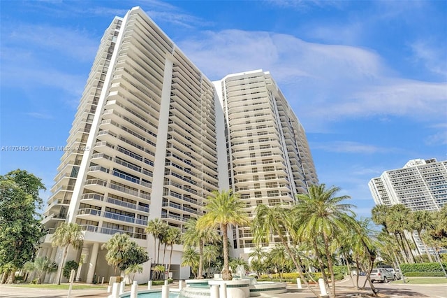 20281 E Country Club Dr Unit 2104, Aventura, FL 33180 - dining space featuring a water view and plenty of natural light