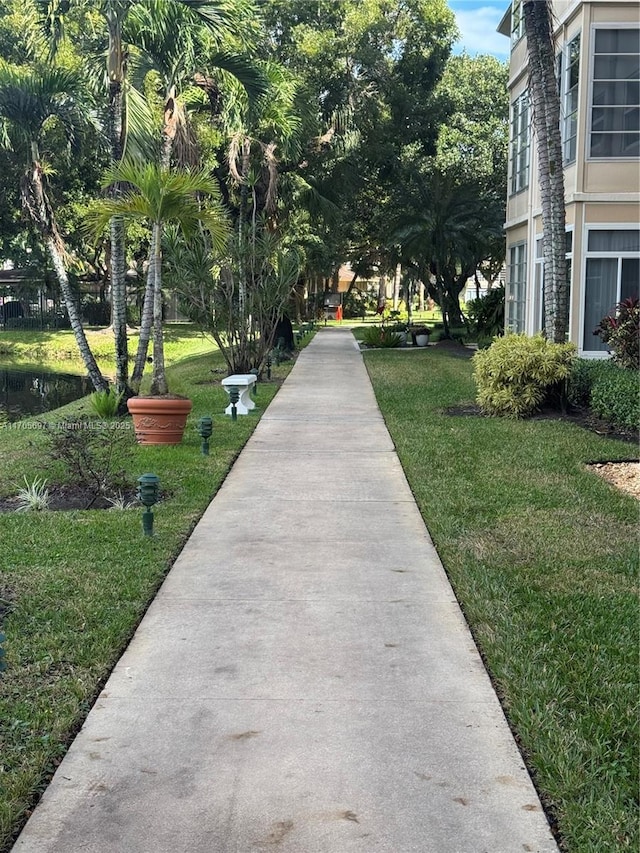 view of property's community featuring a lawn