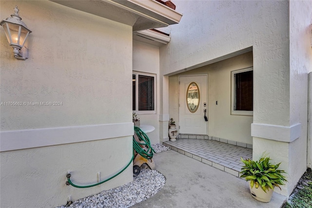 entrance to property featuring covered porch