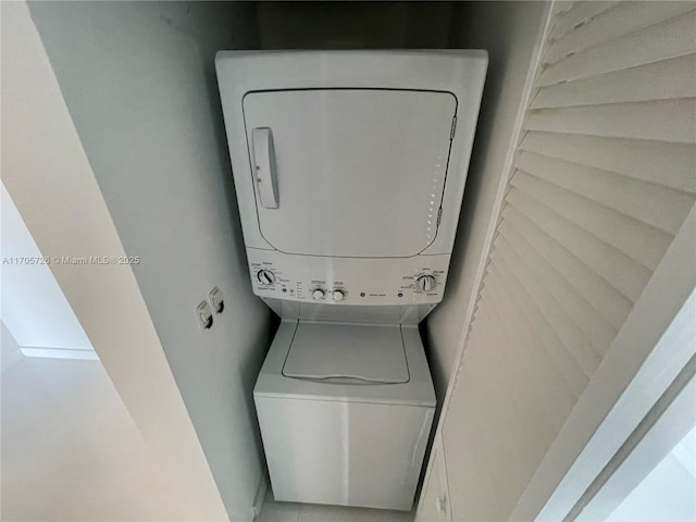 4250 Biscayne Blvd Unit 1104, Miami, FL 33137 - laundry room with stacked washer / drying machine