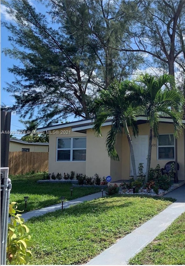 view of front facade with a front lawn