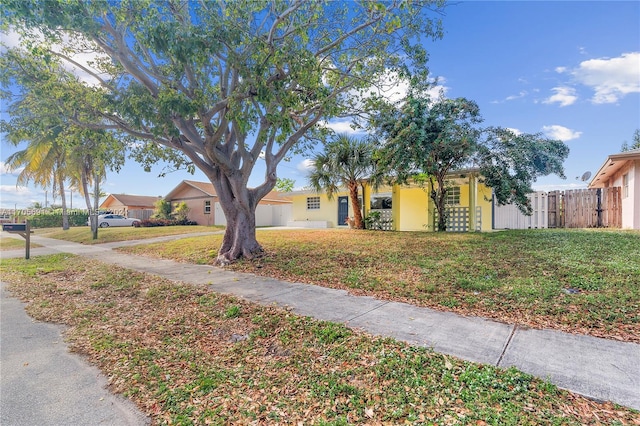 view of front of home featuring a front lawn