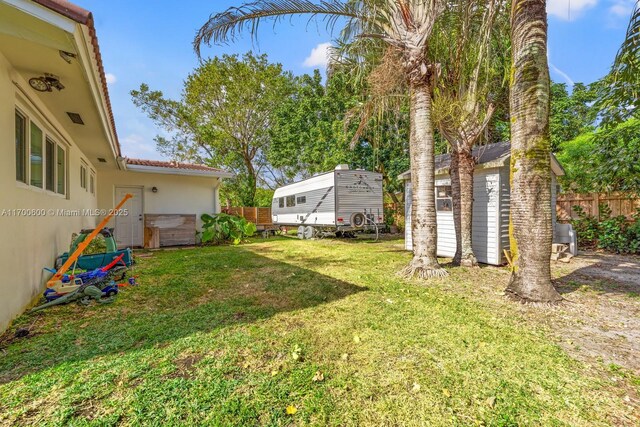 view of yard featuring a shed