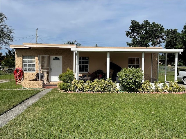 view of front of home featuring a carport and a front yard