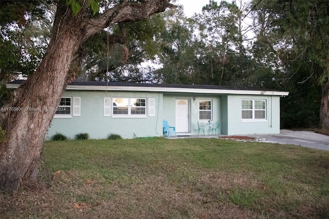 single story home with a front lawn