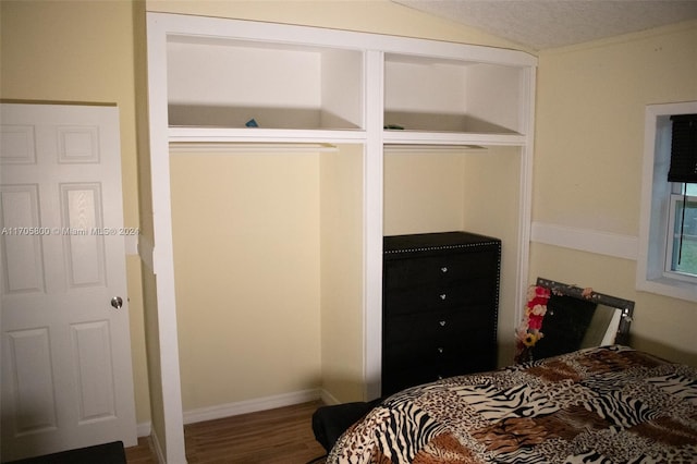 bedroom featuring a textured ceiling, hardwood / wood-style flooring, and a closet