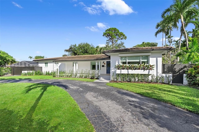 single story home featuring a front lawn