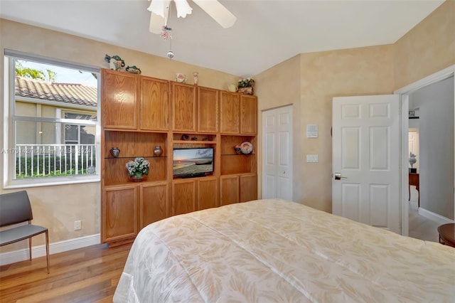 bedroom featuring a closet, light hardwood / wood-style flooring, and ceiling fan