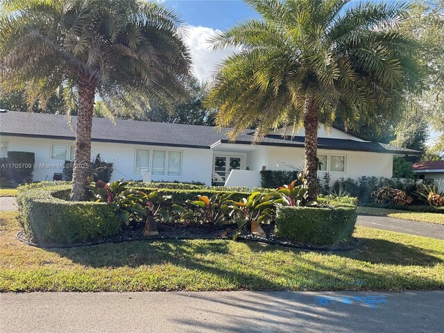 ranch-style home with a front lawn