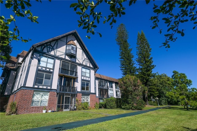 view of front of property featuring a front lawn