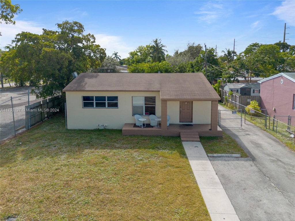 view of front of house featuring a wooden deck and a front yard